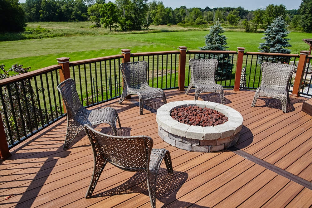Sunny,outdoor,patio,with,fire,pit,and,wicker,chairs,,suburban